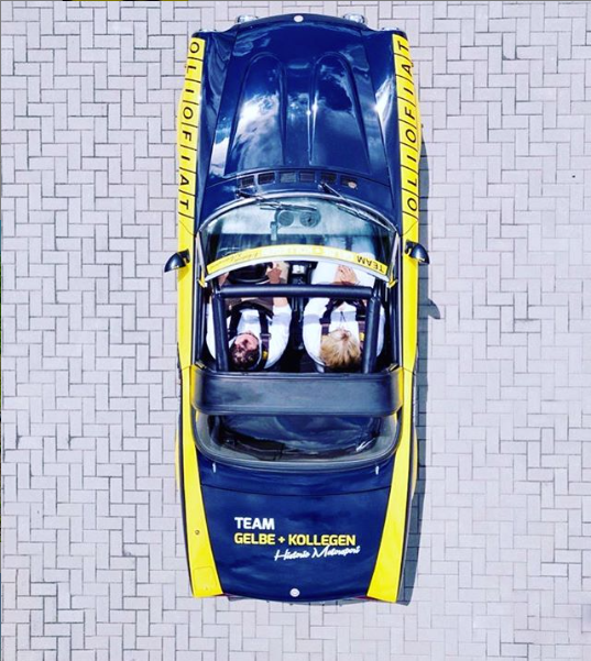 Gelbe und Kollegen. Rallye. Blau gelbes Auto. – INGENIEURBÜRO GELBE + KOLLEGEN GbR
